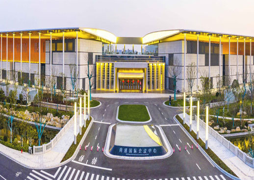 Bentuk paviliun dengan dua sayap mengatur fungsi dan ruang Nantong International Convention and Exhibition Ce