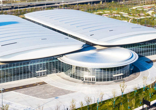Bentuk paviliun dengan dua sayap mengatur fungsi dan ruang Nantong International Convention and Exhibition Ce